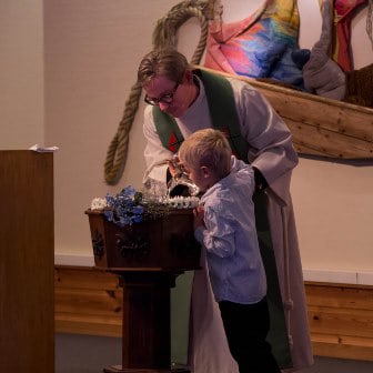 Fullsatt kirke på dåpsgudstjeneste